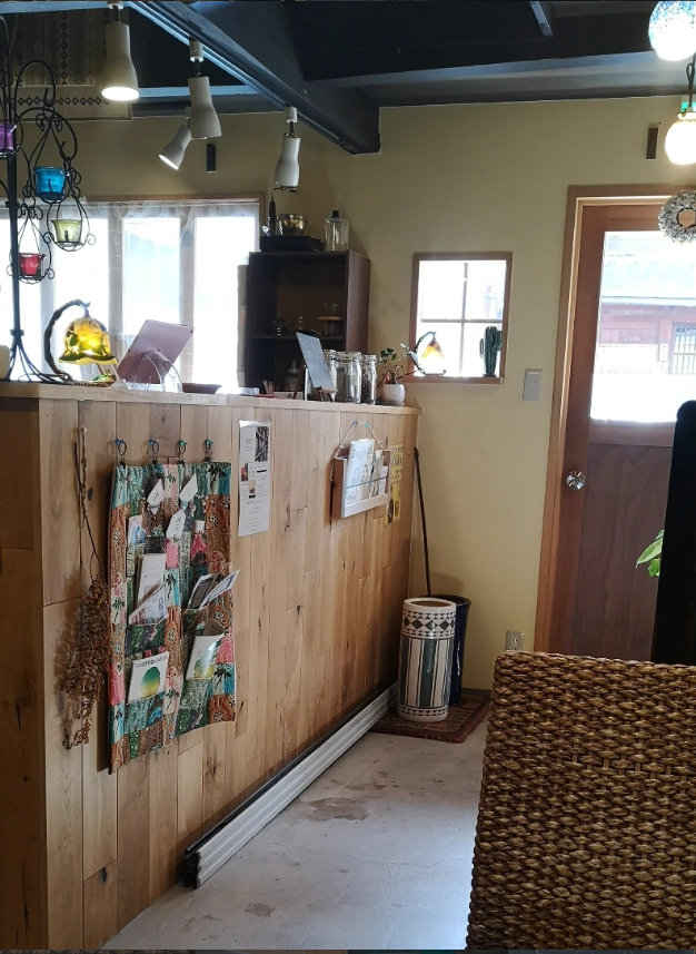 木のカウンターがある天衣無縫の店内