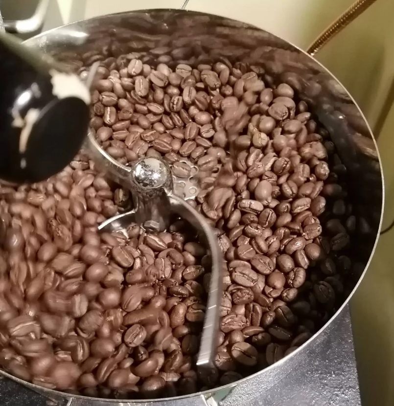 焙煎機の中で回るコーヒー豆